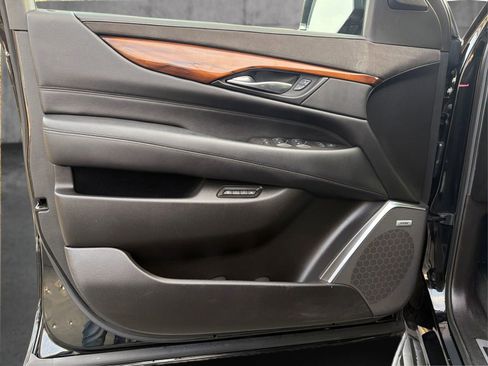 Used 2016 Cadillac Escalade Luxury image 20