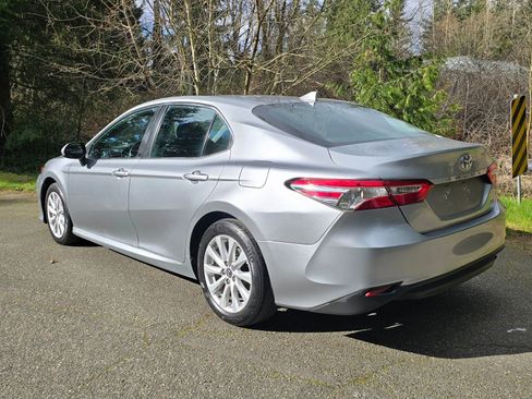 Used 2020 Toyota Camry LE image 3