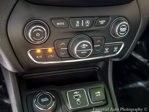 Used 2021 Jeep Cherokee Limited AWD/4WD image 22