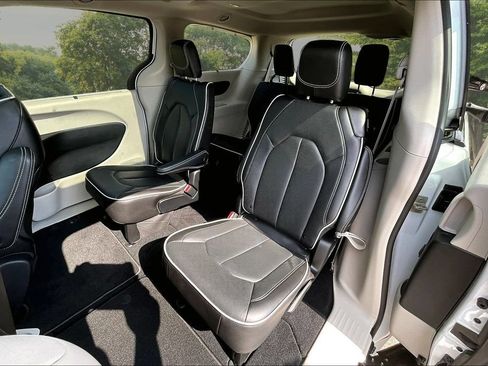 Used 2023 Chrysler Pacifica Limited FWD image 26