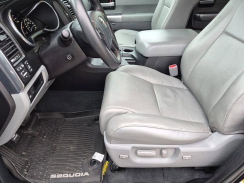 Used 2020 Toyota Sequoia Limited w/ Safety & Convenience Package RWD image 33