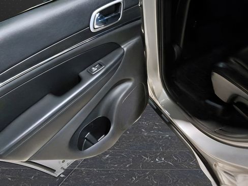 Used 2018 Jeep Grand Cherokee Limited image 33