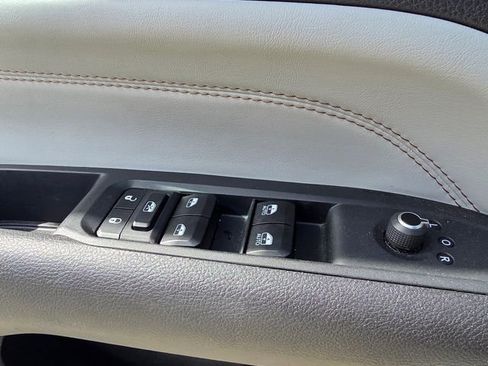 Used 2025 Jeep Compass Limited image 17