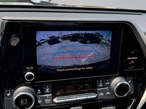 Used 2024 Toyota Highlander XLE AWD/4WD image 11