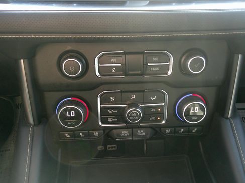 Used 2023 Chevrolet Suburban Premier image 23