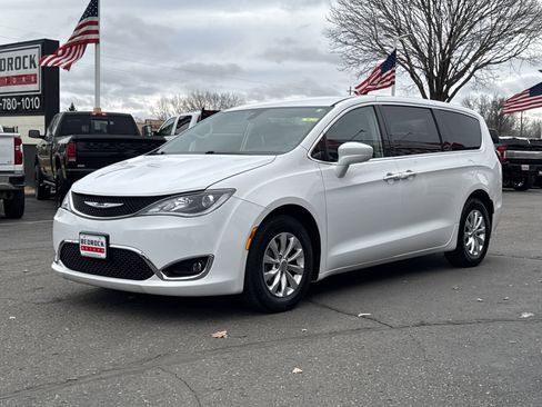 Used 2018 Chrysler Pacifica Touring Plus image 3