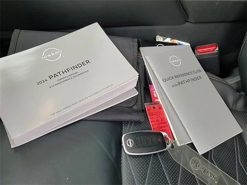 Used 2024 Nissan Pathfinder Platinum image 7