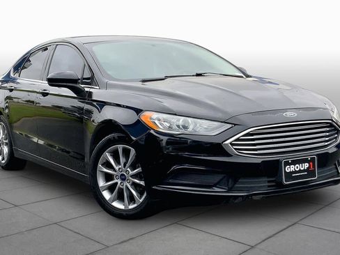 Used 2017 Ford Fusion SE FWD image 2