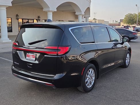 Used 2024 Chrysler Pacifica Touring-L FWD image 4