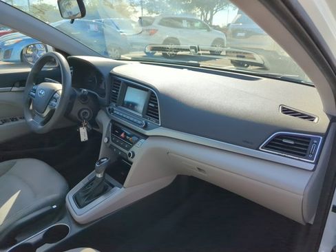 Used 2017 Hyundai Elantra SE image 28