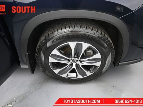 Used 2024 Toyota Highlander XLE AWD/4WD image 38