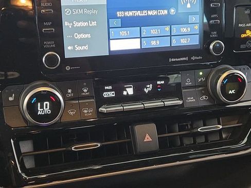 Used 2021 Toyota Highlander XLE FWD image 18