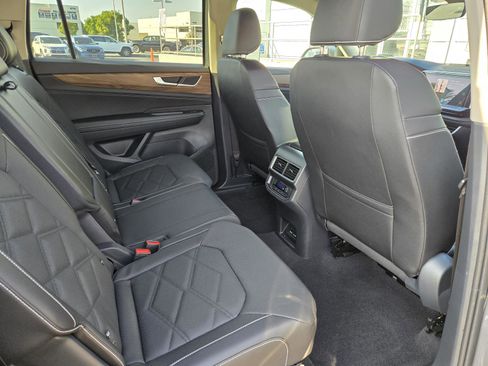 Used 2025 Volkswagen Atlas SE image 27