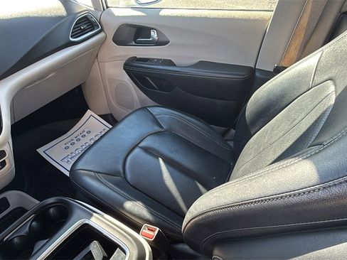 Used 2022 Chrysler Pacifica Touring-L image 15
