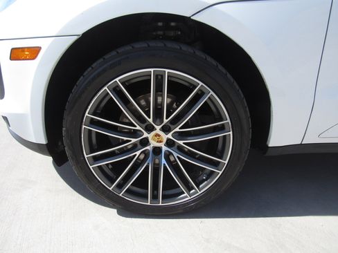 Used 2020 Porsche Macan Base image 4