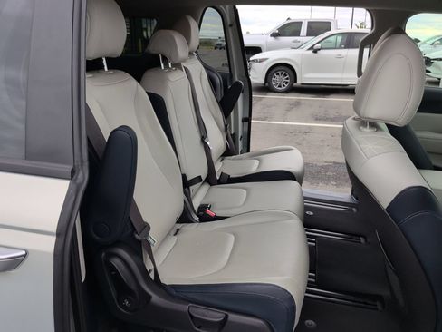 Used 2025 Kia Carnival EX FWD image 13