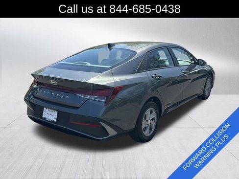 Used 2024 Hyundai Elantra SE FWD image 5