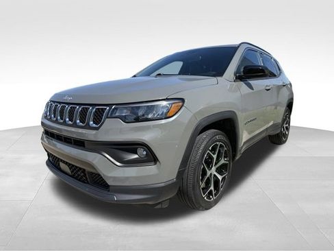 Used 2024 Jeep Compass Latitude AWD/4WD image 9