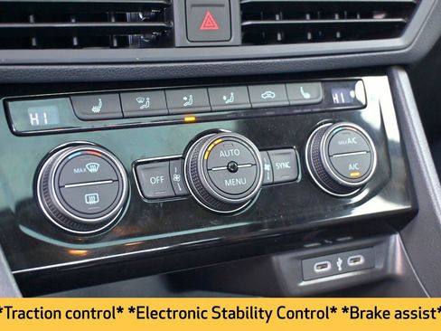 Used 2024 Volkswagen Jetta SE w/ Panoramic Sunroof Package image 7