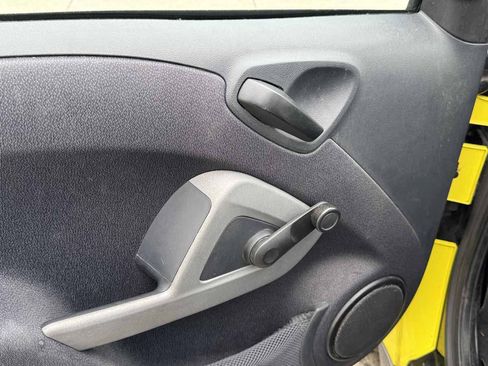Used 2013 smart fortwo pure RWD image 19