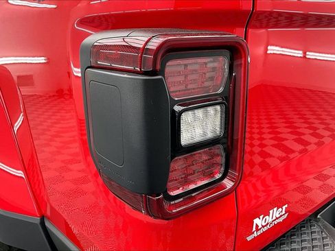 Used 2023 Jeep Gladiator Sport AWD/4WD image 31