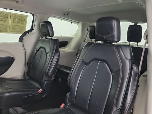 Used 2019 Chrysler Pacifica Touring-L FWD image 8