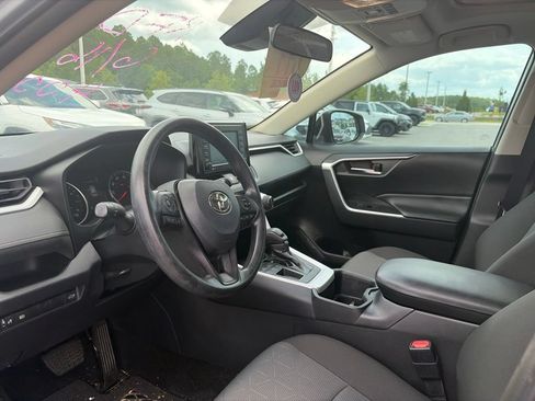 Used 2022 Toyota RAV4 XLE w/ Convenience Package FWD image 11