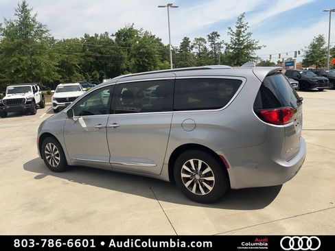 Used 2020 Chrysler Pacifica Touring-L Plus w/ Advanced Safetytec Group FWD image 3