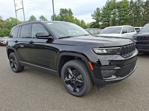 New 2025 Jeep Grand Cherokee Altitude image 2