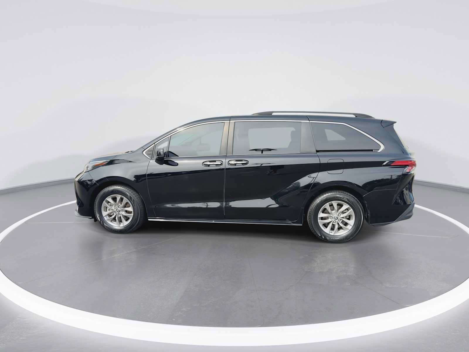 Certified 2022 Toyota Sienna XLE w/ XLE Plus Package FWD image 5