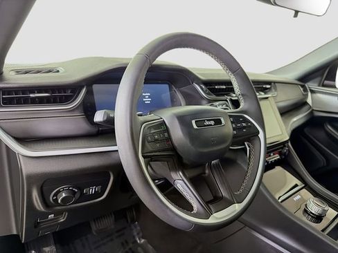Used 2025 Jeep Grand Cherokee L Laredo AWD/4WD image 9
