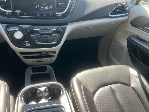 Used 2023 Chrysler Pacifica Touring-L FWD image 34