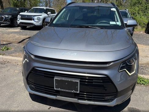 Used 2023 Kia Niro EX Touring FWD image 2