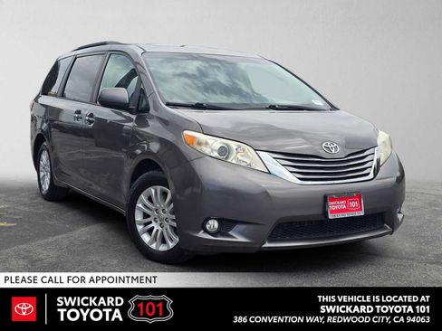 Used 2017 Toyota Sienna XLE w/ XLE Navigation Package FWD image 1