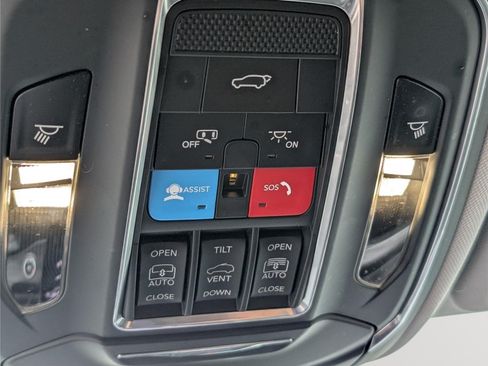 Used 2022 Jeep Grand Cherokee L Limited w/ Luxury Tech Group II AWD/4WD image 35