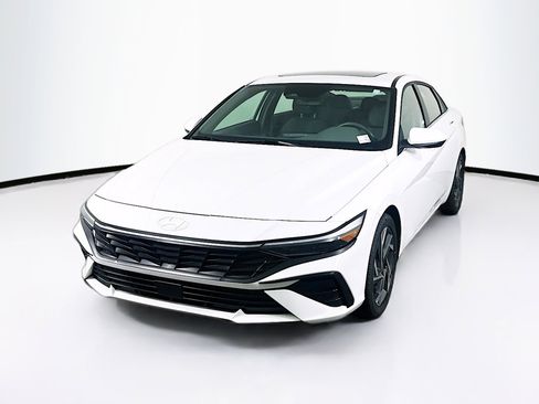Used 2025 Hyundai Elantra SEL FWD image 3