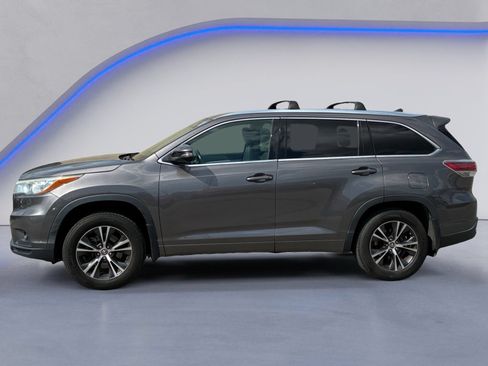 Used 2016 Toyota Highlander XLE AWD/4WD image 3