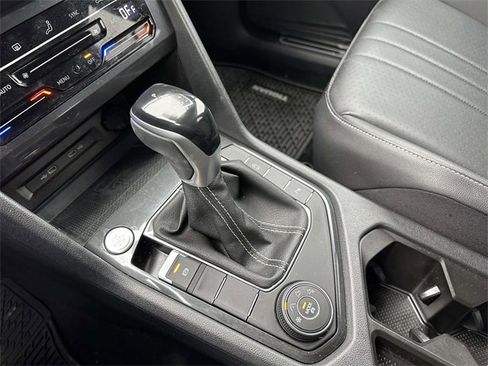 Certified 2022 Volkswagen Tiguan SE R-Line image 31