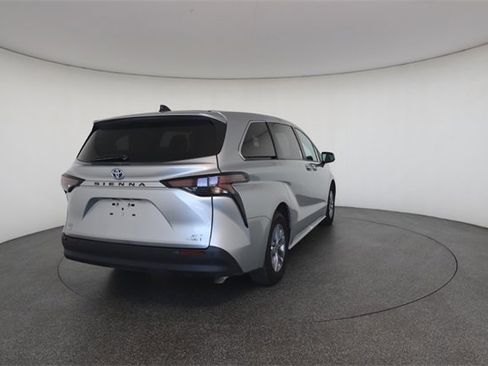 Used 2023 Toyota Sienna XLE image 17