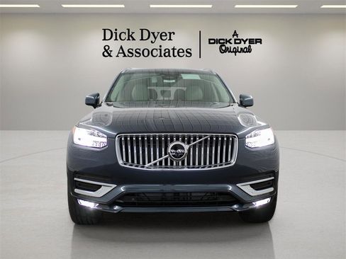 New 2025 Volvo XC90 B6 Plus w/ Protection Package Premier image 8