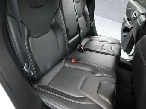 Used 2022 Jeep Cherokee Limited image 25