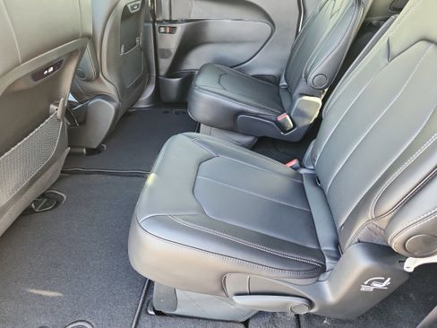 New 2026 Chrysler Pacifica Select image 10