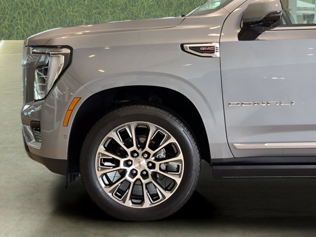 Used 2026 GMC Yukon Denali w/ Sun & Power Step Package AWD/4WD image 9