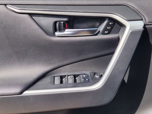 Used 2022 Toyota RAV4 Limited FWD image 19