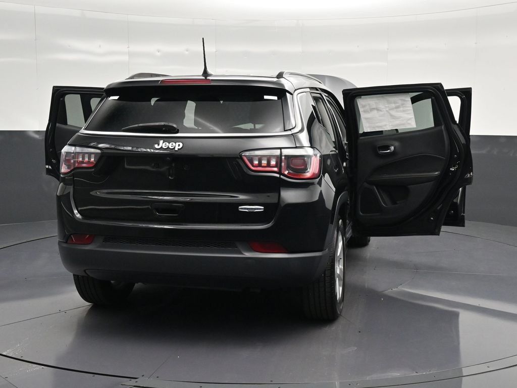 Used 2019 Jeep Compass Latitude FWD image 37
