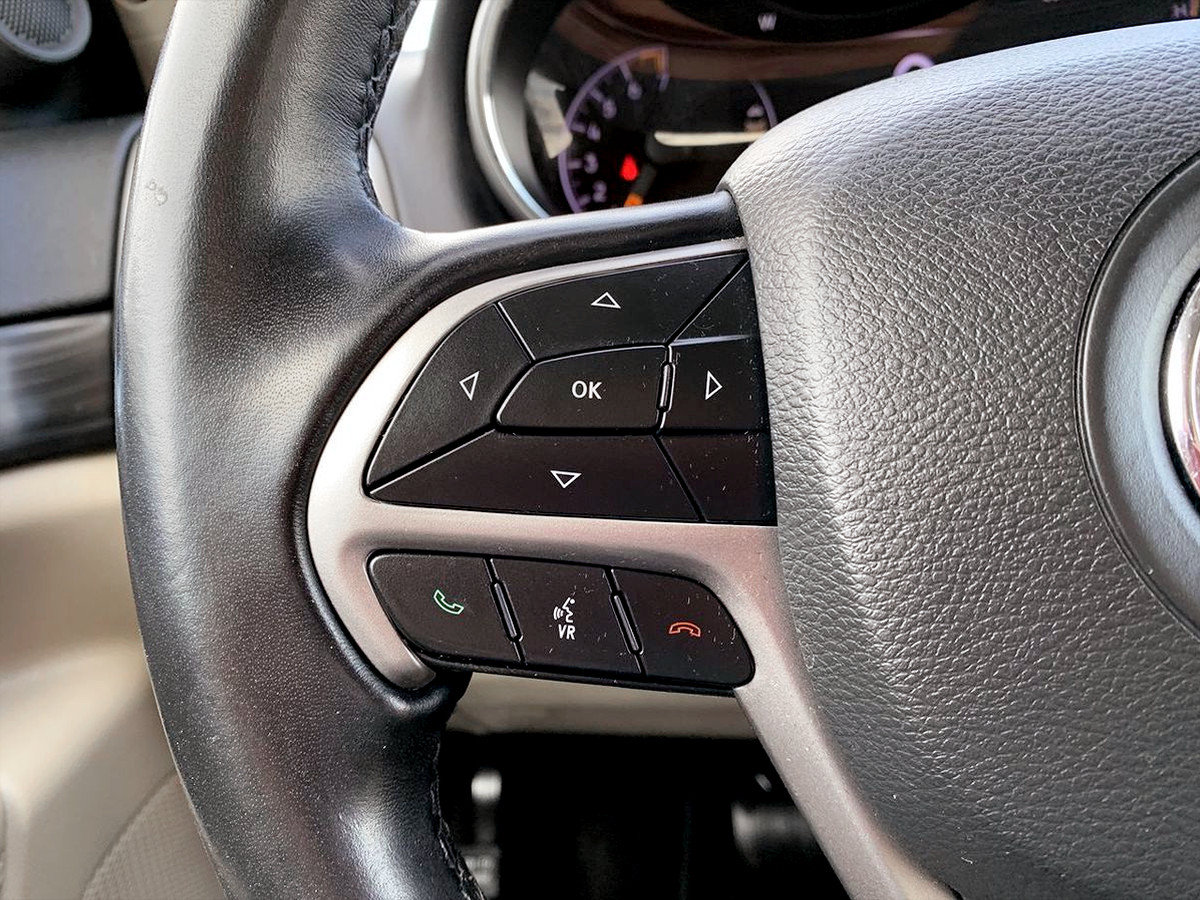 Used 2021 Jeep Grand Cherokee Laredo AWD/4WD image 18