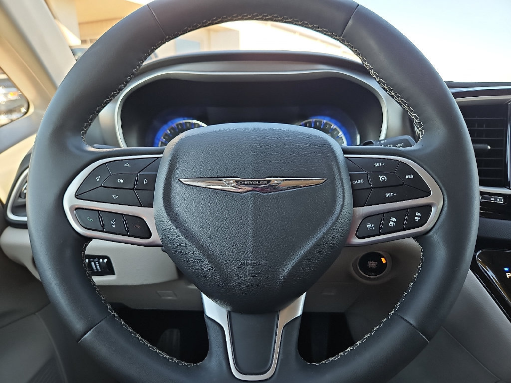 Used 2024 Chrysler Pacifica Touring-L FWD image 30