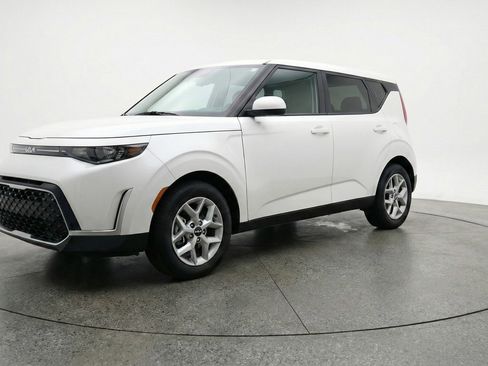 Used 2025 Kia Soul LX w/ LX Technology Package FWD image 3