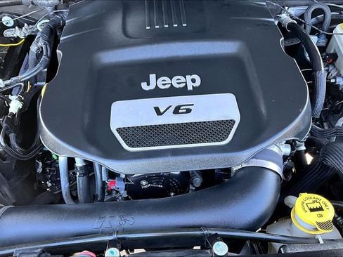 Used 2015 Jeep Wrangler Unlimited Sahara w/ Max Tow Package image 27