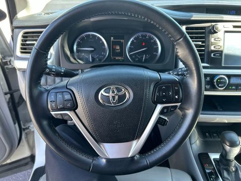 Used 2018 Toyota Highlander XLE AWD/4WD image 2